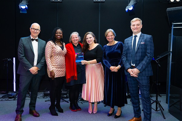 Dr Diana Iskander and colleagues receiving their award